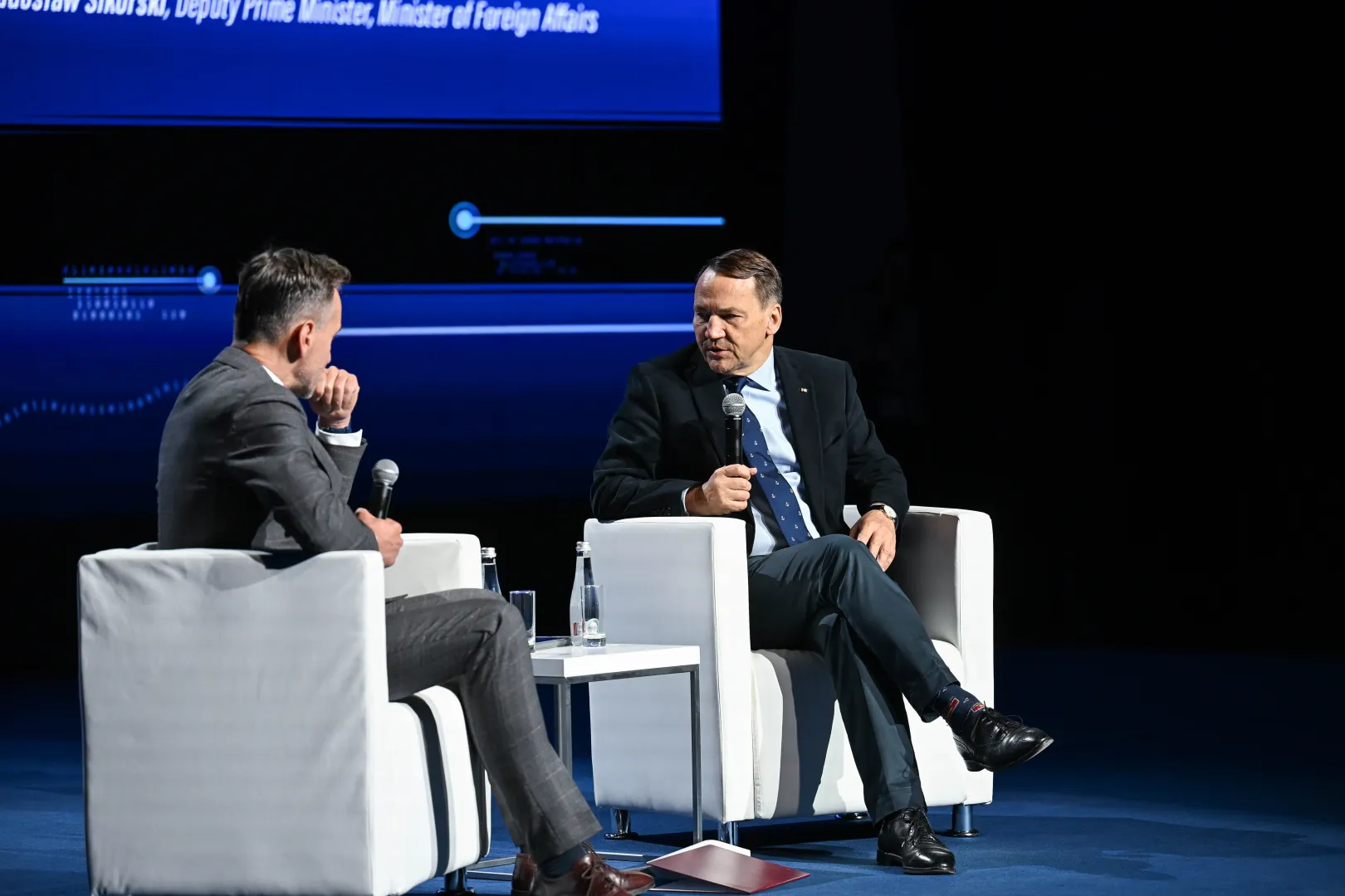 Wicepremier, minister spraw zagranicznych Radosław Sikorski i dziennikarz Piotr Kraśko. Fot. PAP/Marcin Bielecki