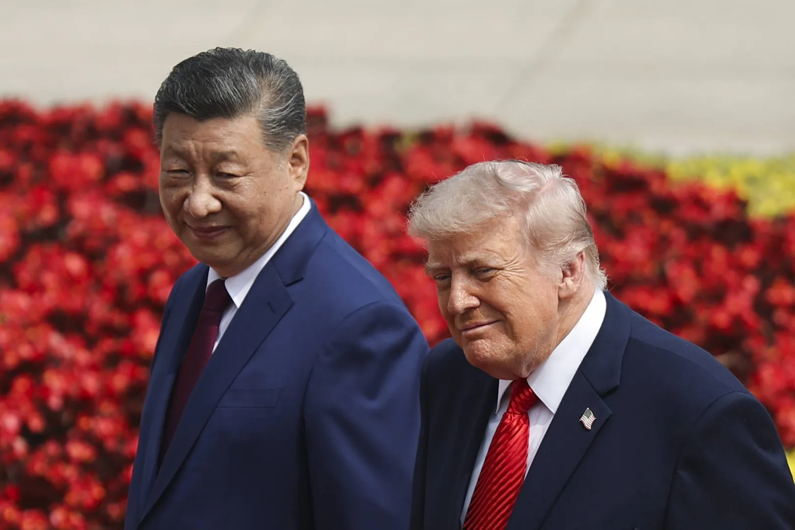 Xi Jinping (L) i Donald Trump (P). Fot. EPA/Maxim Shemetov / POOL