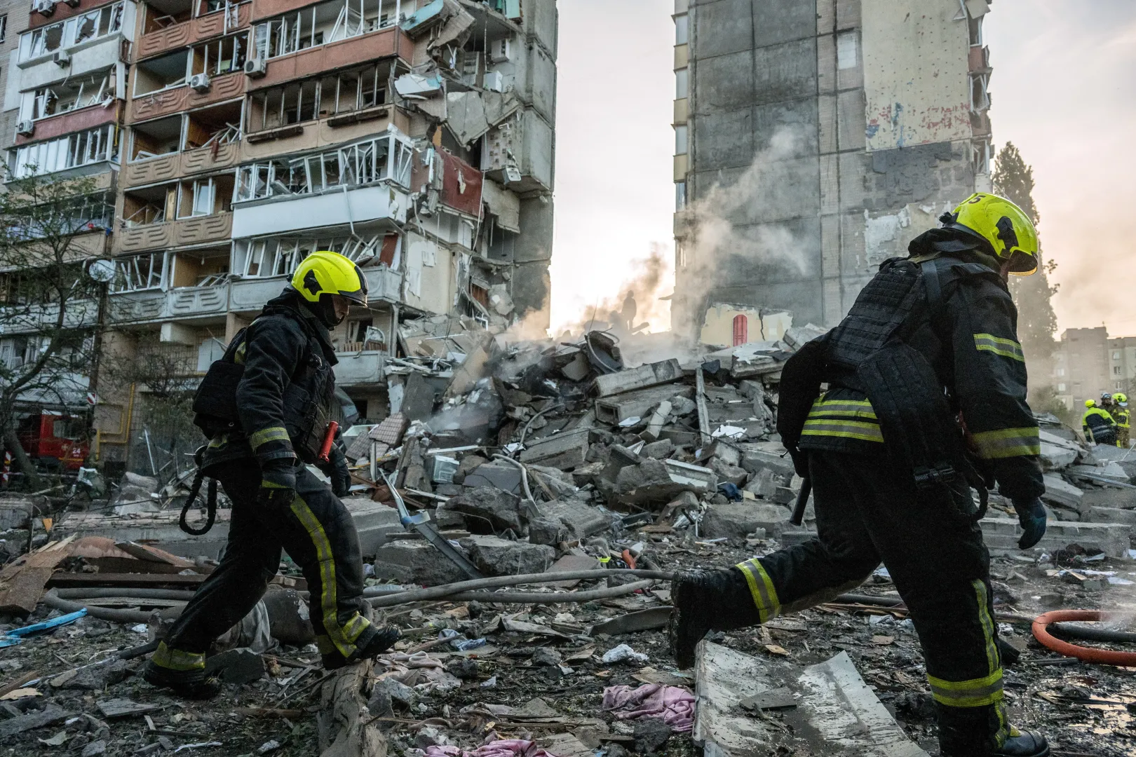 Поисковая операция после российской атаки на Киев. Fot. PAP/Vladyslav Musiienko