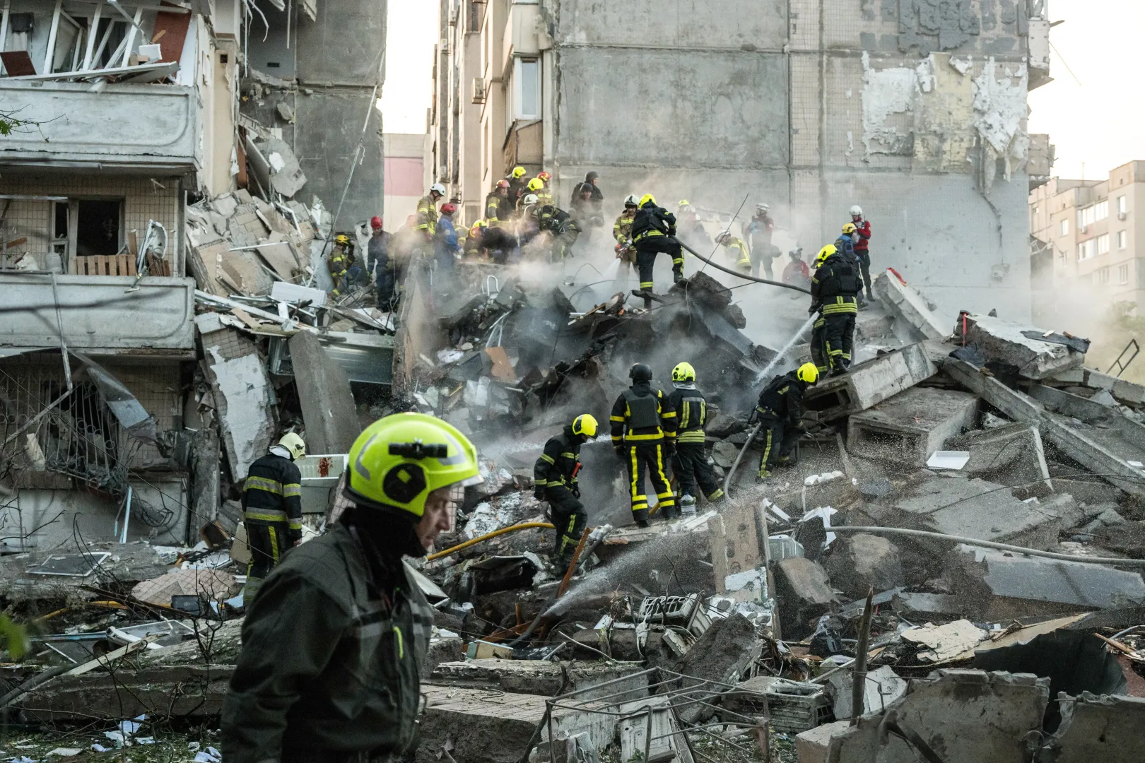 Poszukiwania osób pod gruzami bloku mieszkalnego w dzielnicy Darnica w Kijowie. Fot. PAP/Vladyslav Musiienko