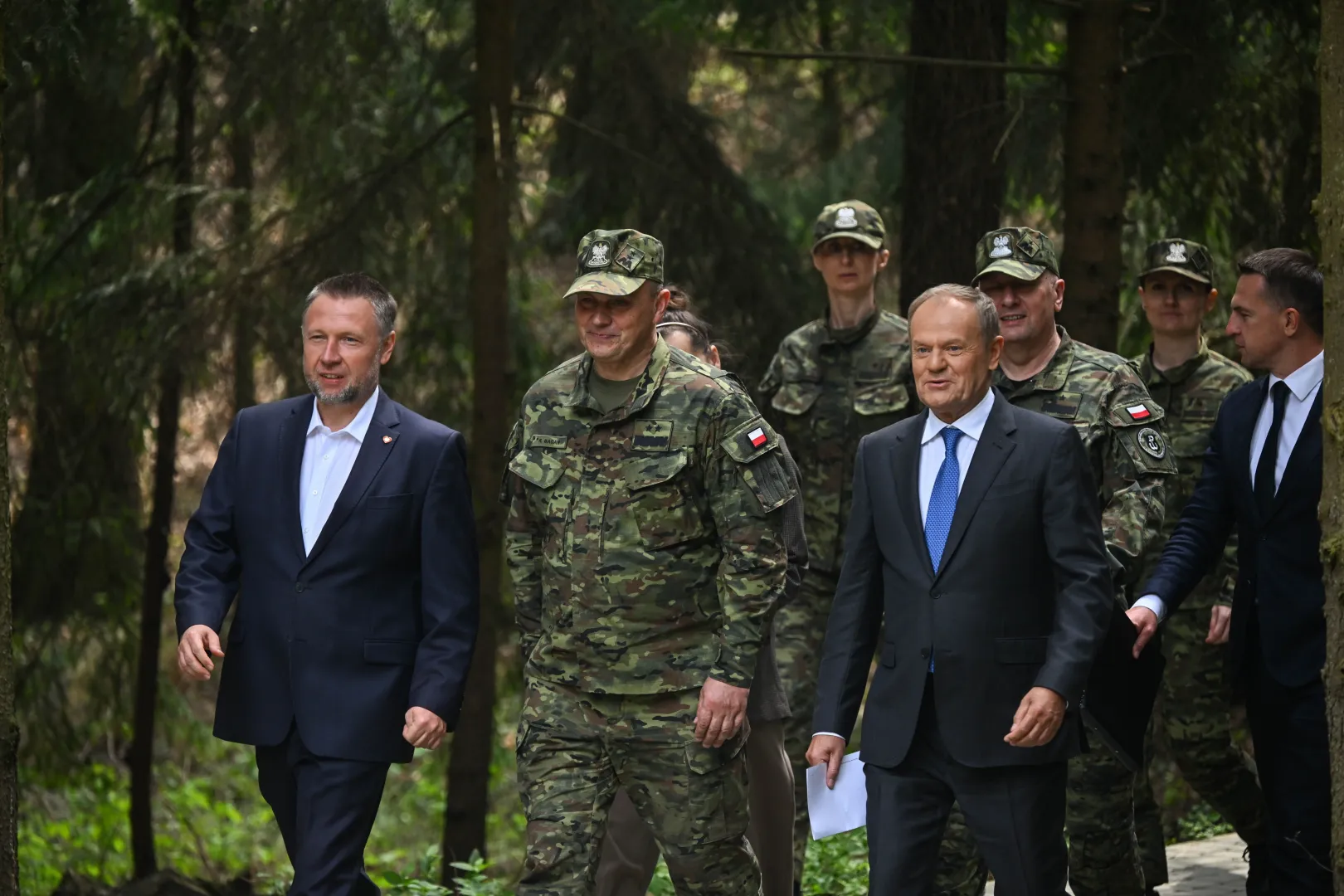 Premier Donald Tusk oraz szef MSWiA Marcin Kierwiński odwiedzili w piątek Ośrodek Konferencyjno-Szkoleniowy Straży Granicznej „Strażnica” w Otwocku. Fot. PAP/	Piotr Nowak