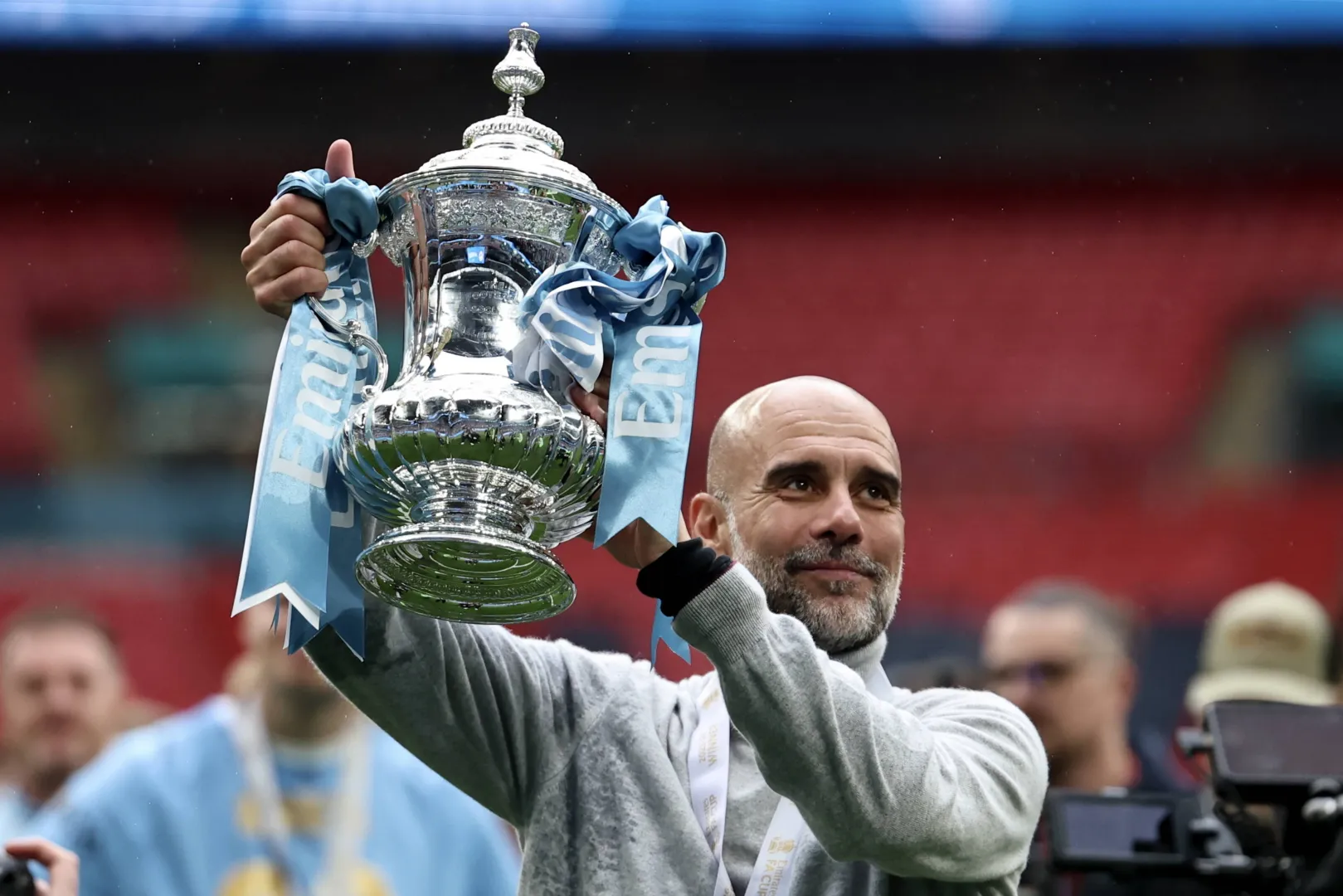 Guardiola celebrujący zdobycie swojego ostatniego trofeum jako trener Manchesteru City, angielskiego FA Cup, fot. PAP/EPA/NEIL HALL