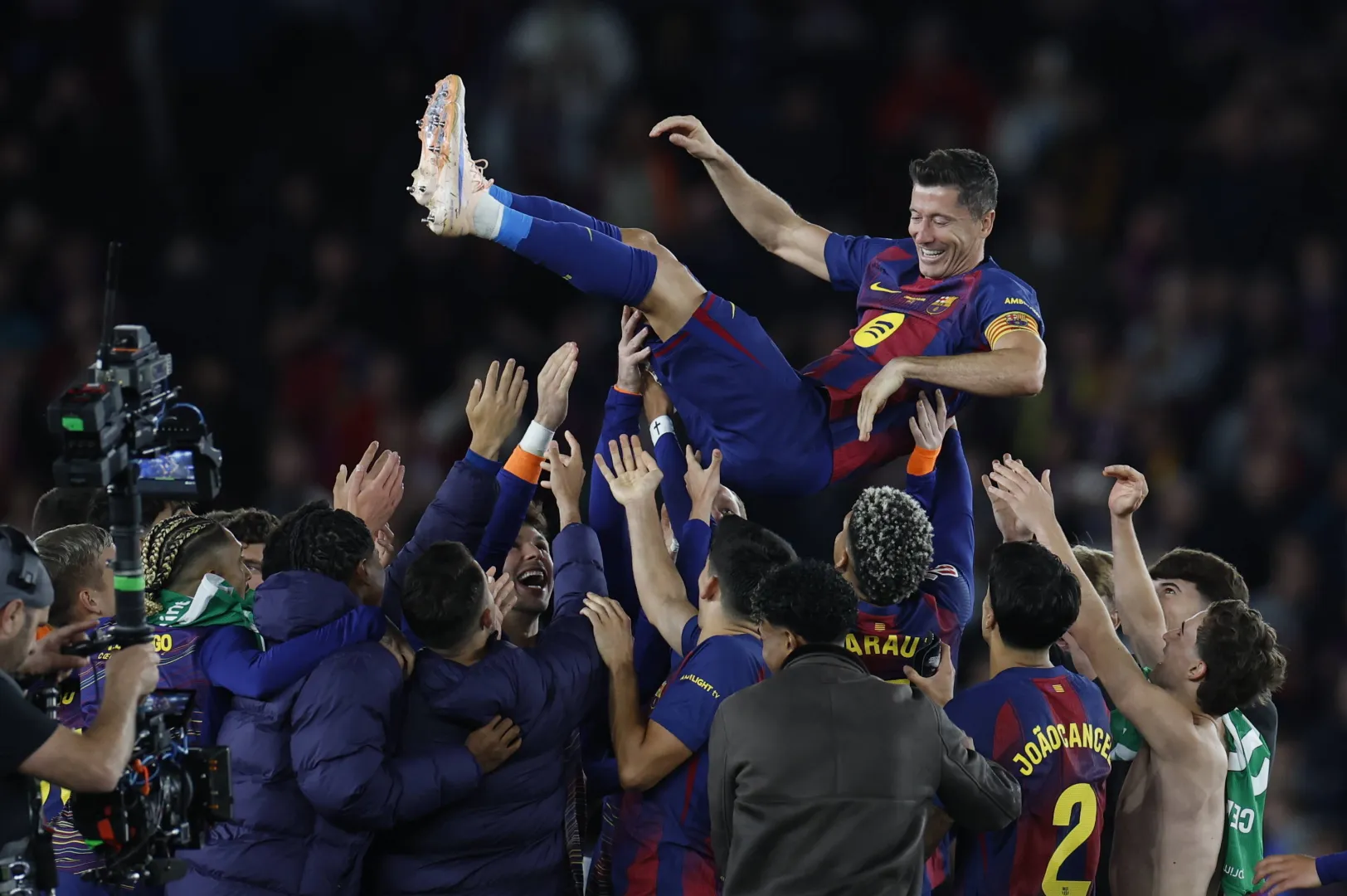 Pożegnanie Roberta Lewandowskiego na stadionie Camp Nou. Fot. PAP/EPA/MARTA PEREZ 