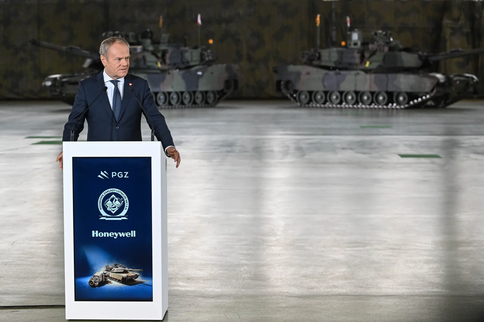 Premier Donald Tusk przemawia na terenie WZL w Dęblinie, fot. PAP/Wojtek Jargiło
