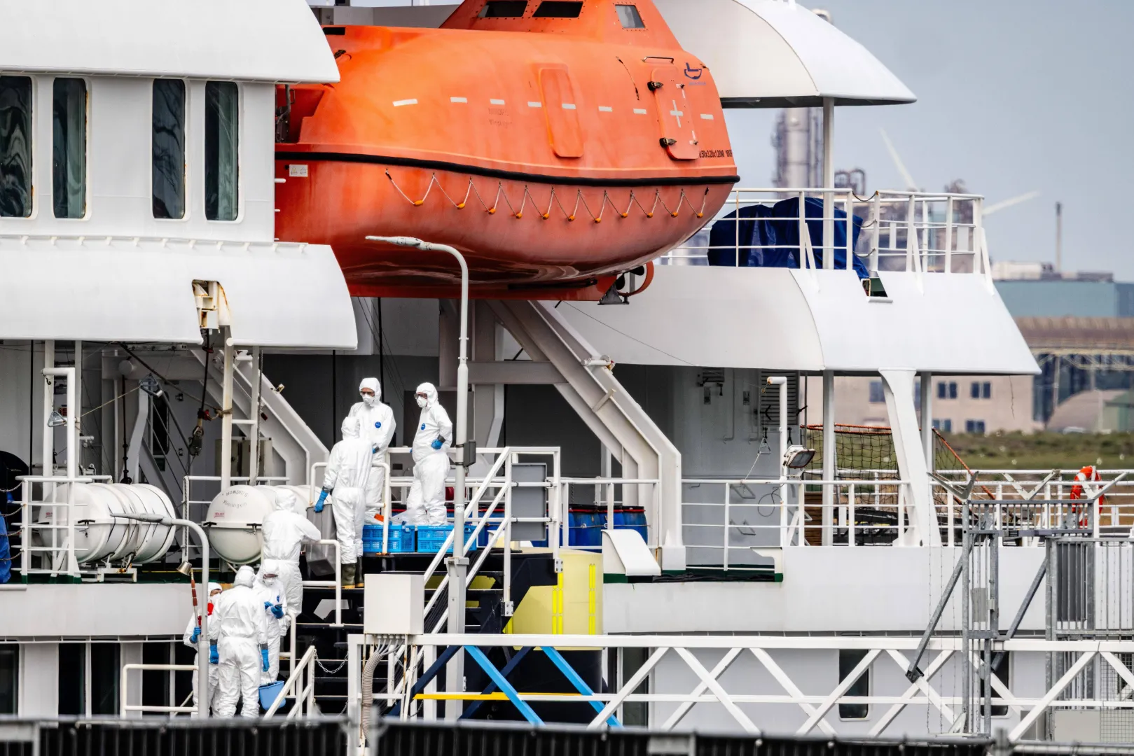 Służby na pokładzie MV Hondius w Rotterdamie, fot. PAP/EPA/ANP/JEFFREY GROENEWEG