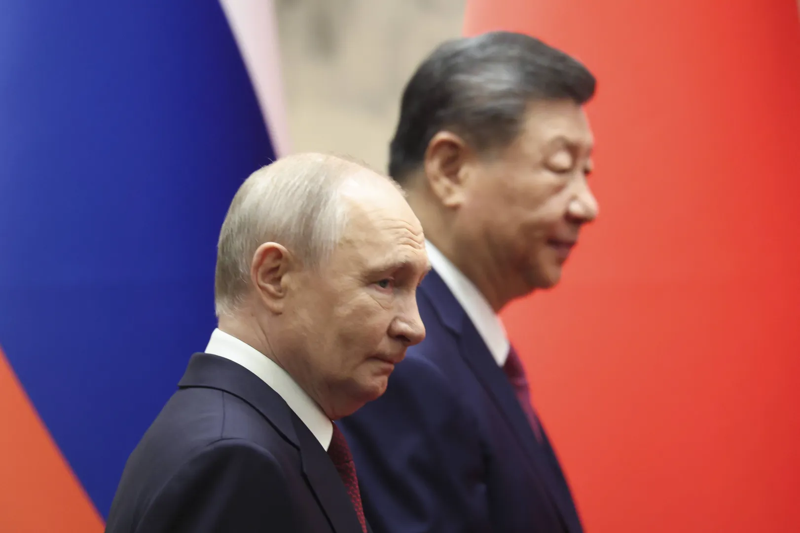 Prezydent Rosji Władimir Putin (po lewej) i prezydent Chin Xi Jinping (po prawej). Fot. PAP/EPA/Maxim Shemetov / POOL