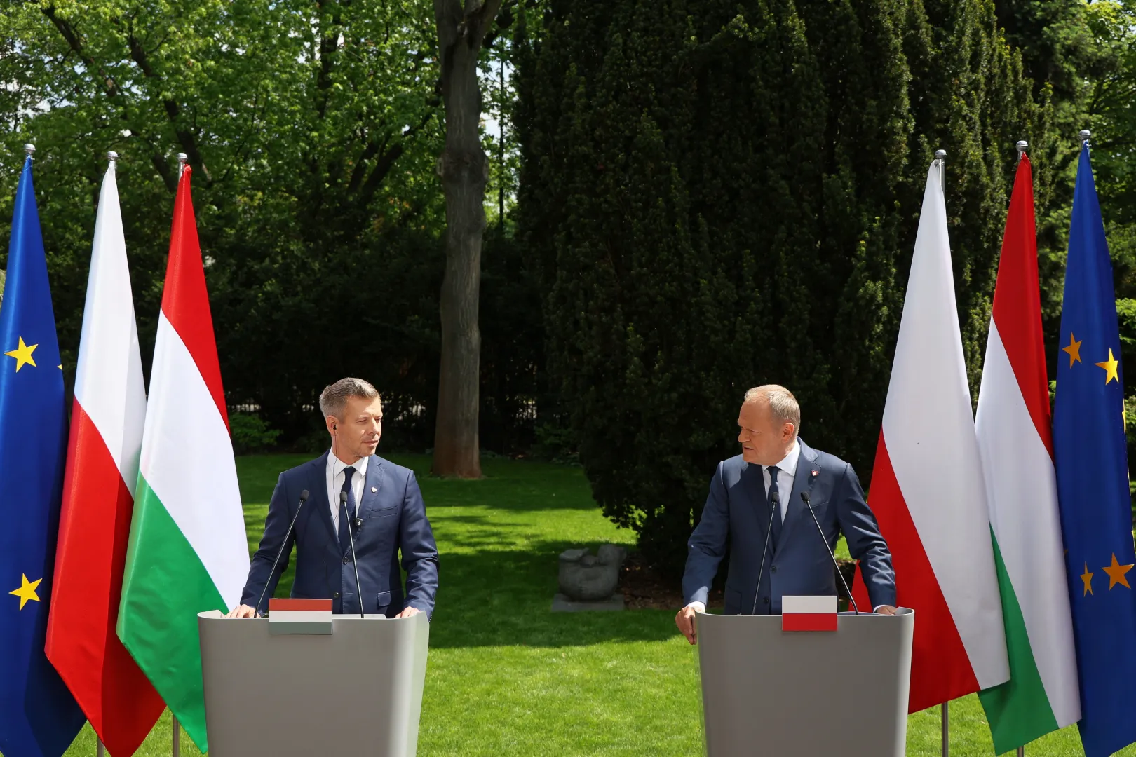 Premier RP Donald Tusk (P) i premier Węgier Peter Magyar (L). Fot. PAP/Paweł Supernak