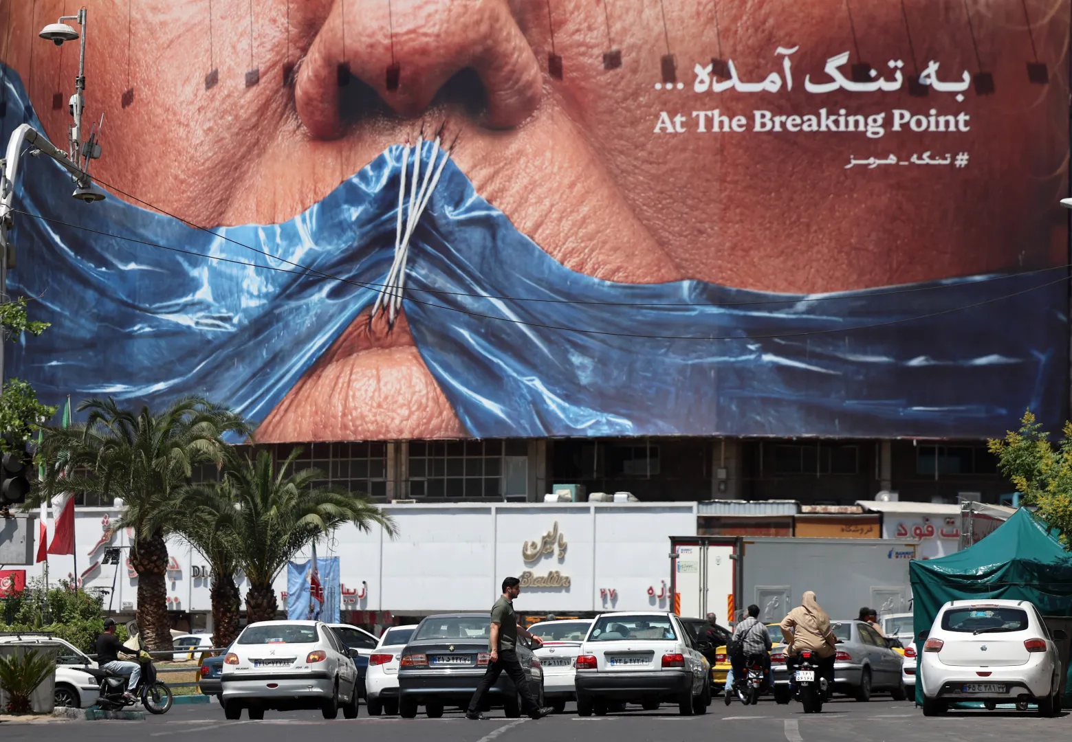 Antyamerykański billboard przedstawiającym prezydenta USA Donalda Trumpa i Cieśninę Ormuz na placu Valiasr w Teheranie Fot. PAP/EPA/ABEDIN TAHERKENAREH