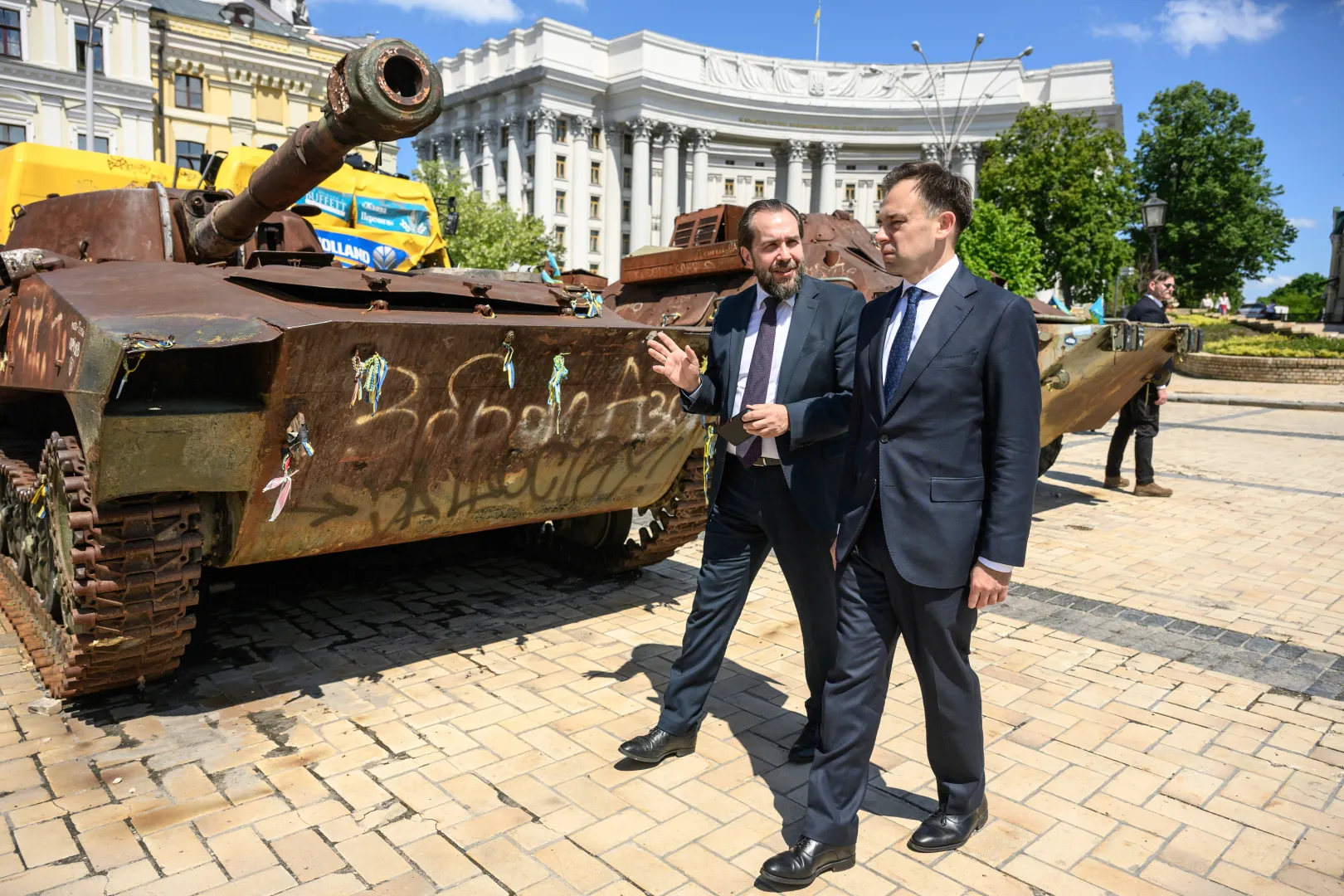Очільник польської дипломатичної місії в Польщі Пьотр Лукасєвич та міністр фінасів й економіки Польщі Анджей Доманьский на фоні знищеної російської техніки в Києві. Fot. PAP/Vladyslav Musiienko
