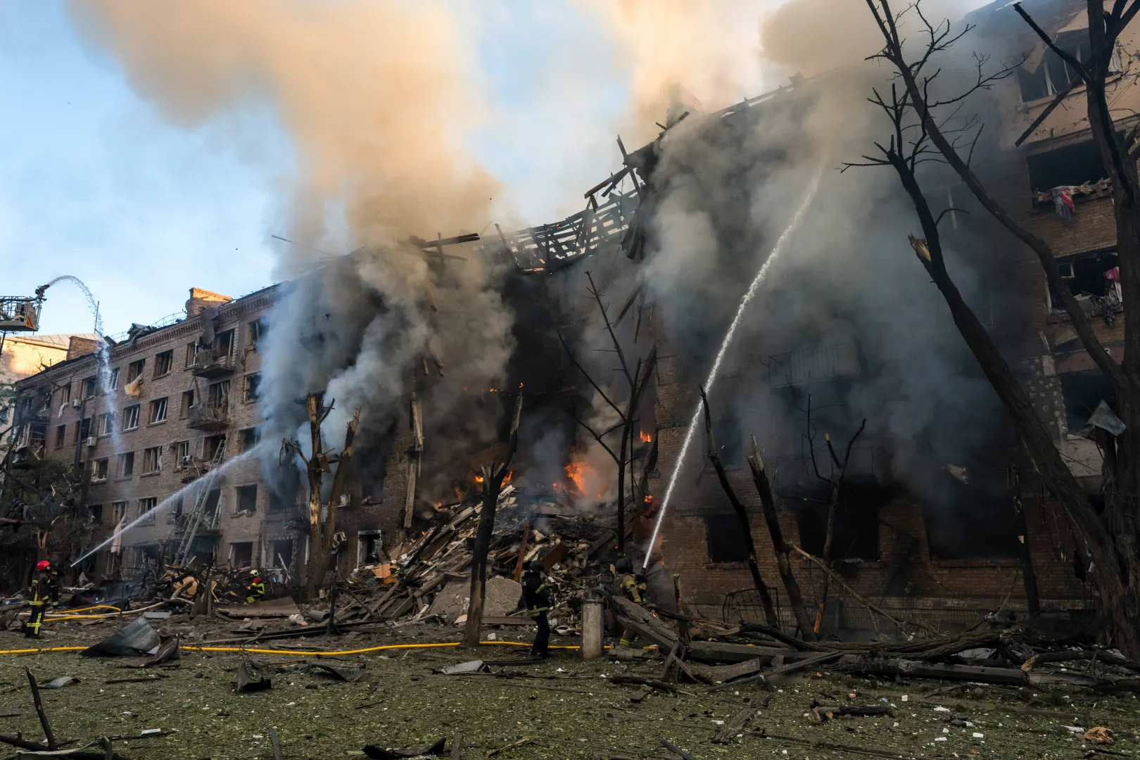 Разрушения вследствие сегодняшнего российского обстрела Киева. Фотоиллюстрация. Fot. PAP/Vladyslav Musiienko