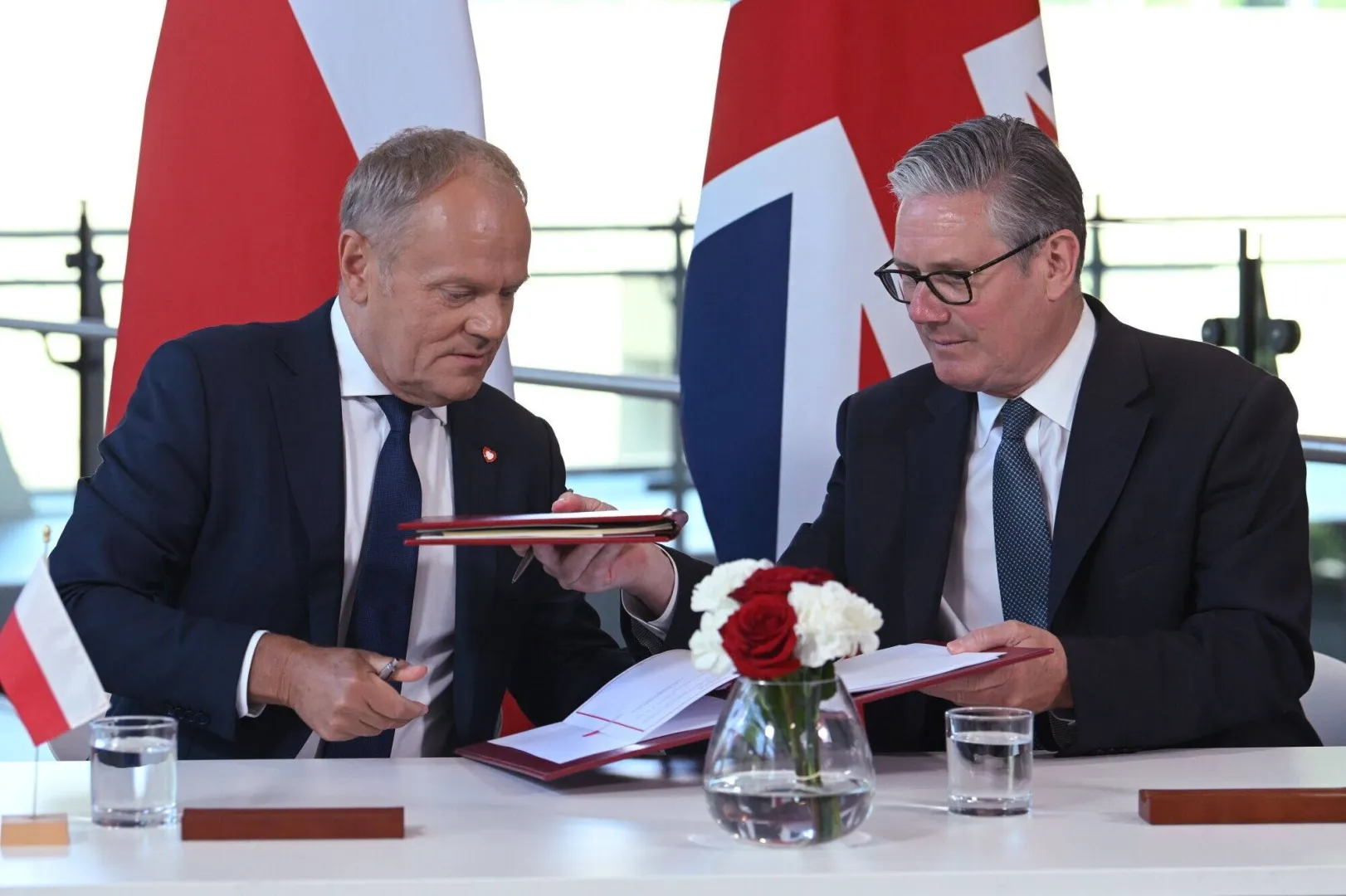 Подписание договора премьер-министрами Польши и Великобритании. 27 мая 2026 г. Fot. PAP/EPA/Jaimi Joy / POOL