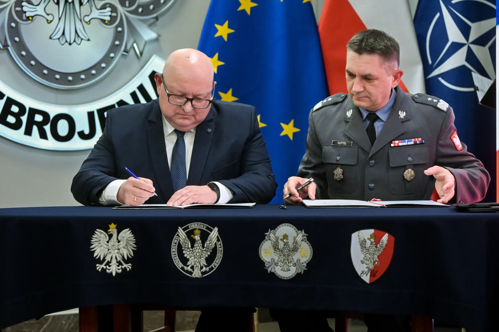 Podpisanie umów w ramach SAFE w siedzibie Agencji Uzbrojenia w Warszawie. Fot. PAP/Piotr Nowak
