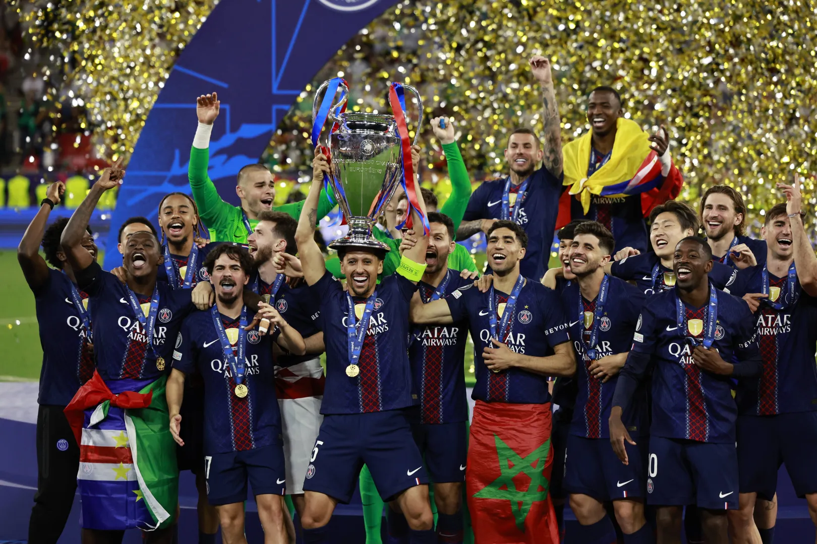 Piłkarze PSG Fot. PAP/EPA/ANNA SZILAGYI