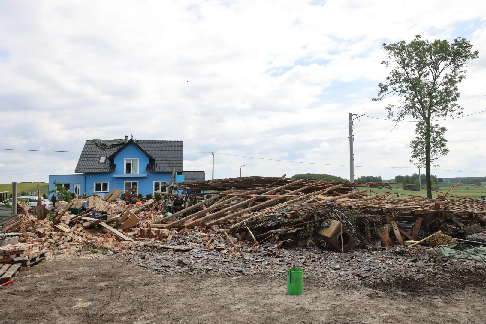  Trwa usuwanie szkód po nawałnicy w Balcarzowicach. Fot. PAP/	Krzysztof Świderski