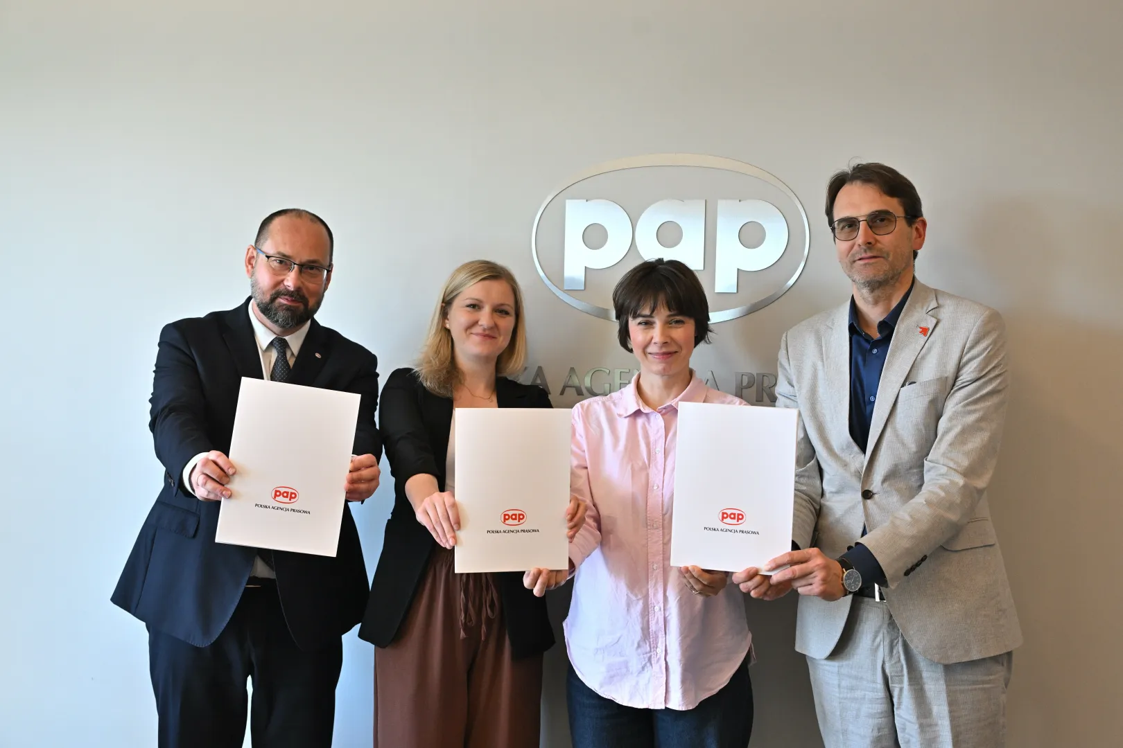 Dyrektor generalny PAP Marek Błoński (L), rektor Uniwersytetu Łódzkiego prof. dr hab. Rafał Matera (P), prezes zarządu Fundacji Polskiej Agencji Prasowej Magdalena Chodak (2P) oraz członek zarządu Fundacji Polskiej Agencji Prasowej Magdalena Żuk (2L).  Fot. PAP/Radek Pietruszka