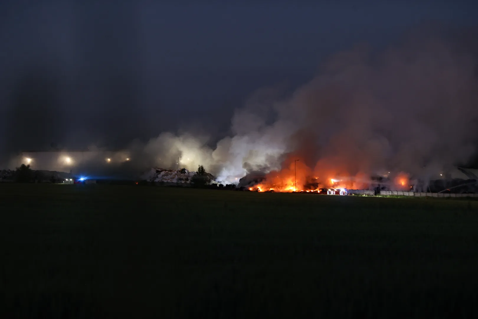 Strażacy nie mają informacji o poszkodowanych. Fot. PAP/Jarek Praszkiewicz