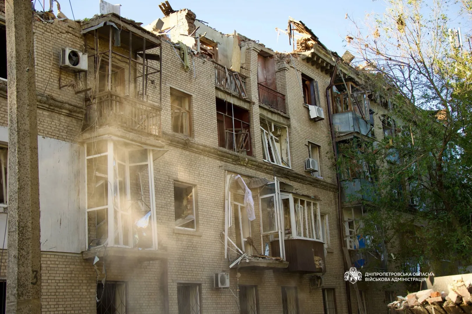 Зруйнований будинок унаслідок російського обстрілу Дніпра. Фото: Дніпропетровська обласна військова адміністрація.