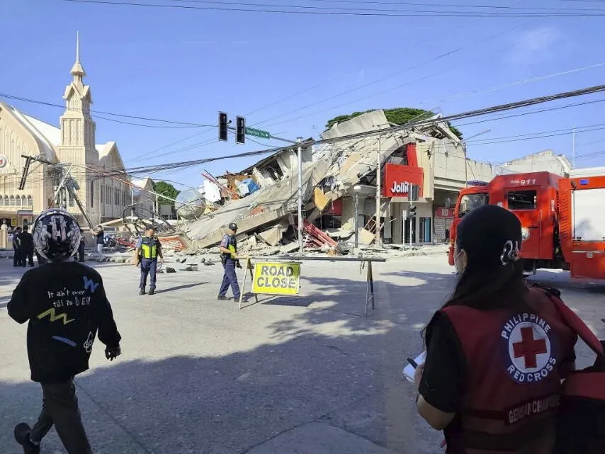 Zniszczenia po trzęsieniu ziemi w mieście General Santos Fot. PAP/EPA/PHILIPPINE RED CROSS 