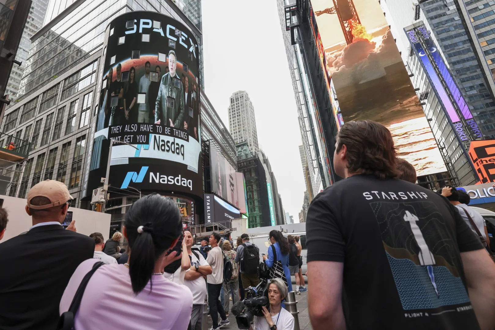 Elon Musk na telebimie wygłasza przemówienie przed debiutem swojej firmy na giełdzie Nasdaq w Nowym Jorku. Fot. PAP/EPA/	PAP/EPA/SARAH YENESEL