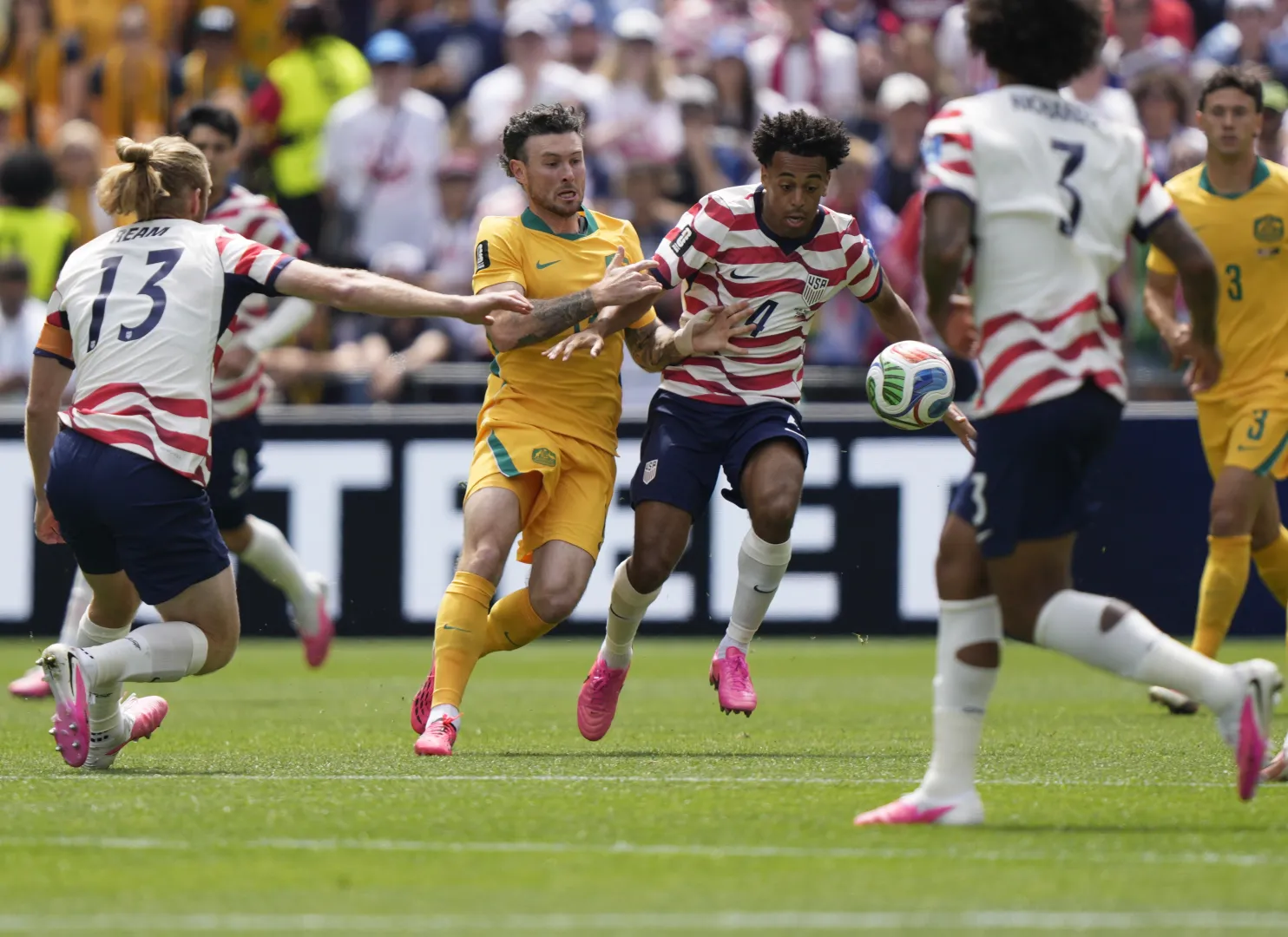 Współgospodarze mundialu grają z Australią . Fot. PAP/EPA/	PAP/EPA/STEPHAN BRASHEAR