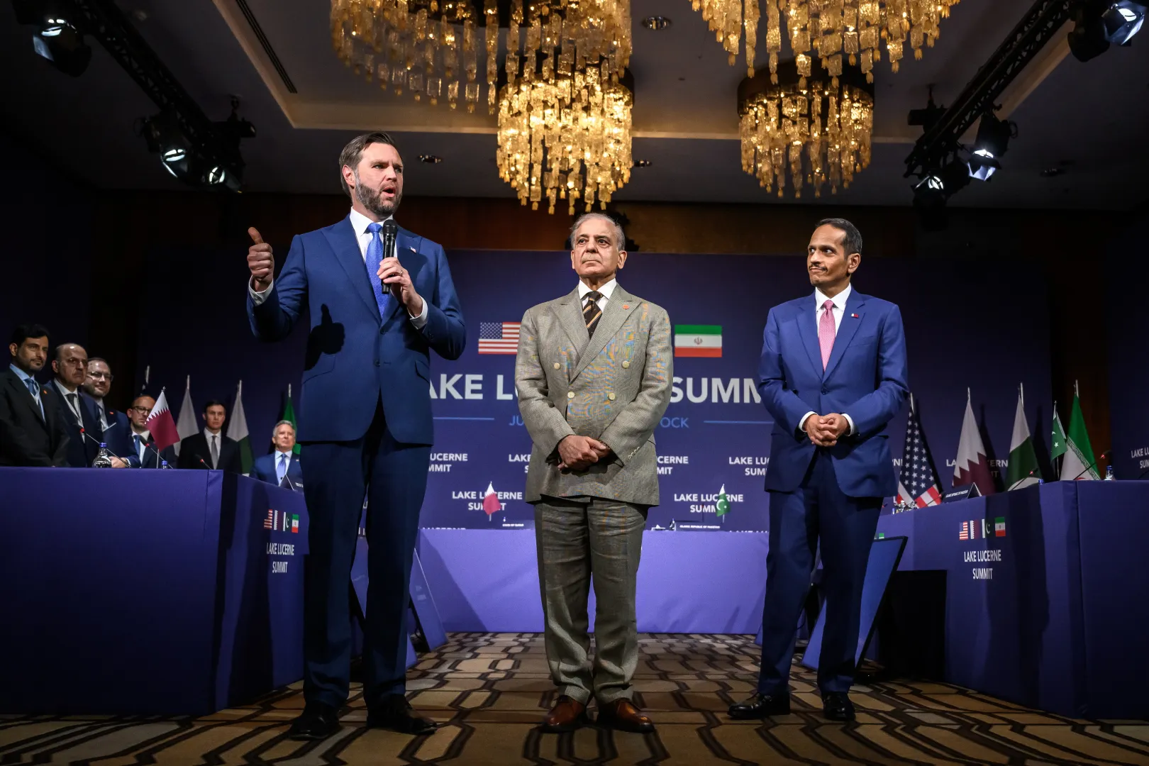 JD Vance, Shehbaz Sharif, Sheikh Mohammed bin Abdulrahman. Fot. PAP/EPA/FABRICE COFFRINI 