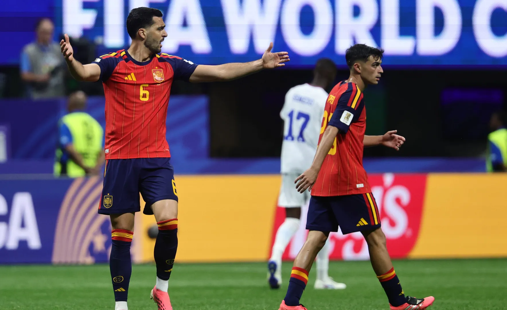 Piłkarze reprezentacji Hiszpani: Mikel Merino i Pedri. Fot. PAP/EPA/RONALD WITTEK