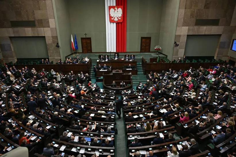Posłowie na sali posiedzeń Sejmu. Fot. PAP/Radek Pietruszka