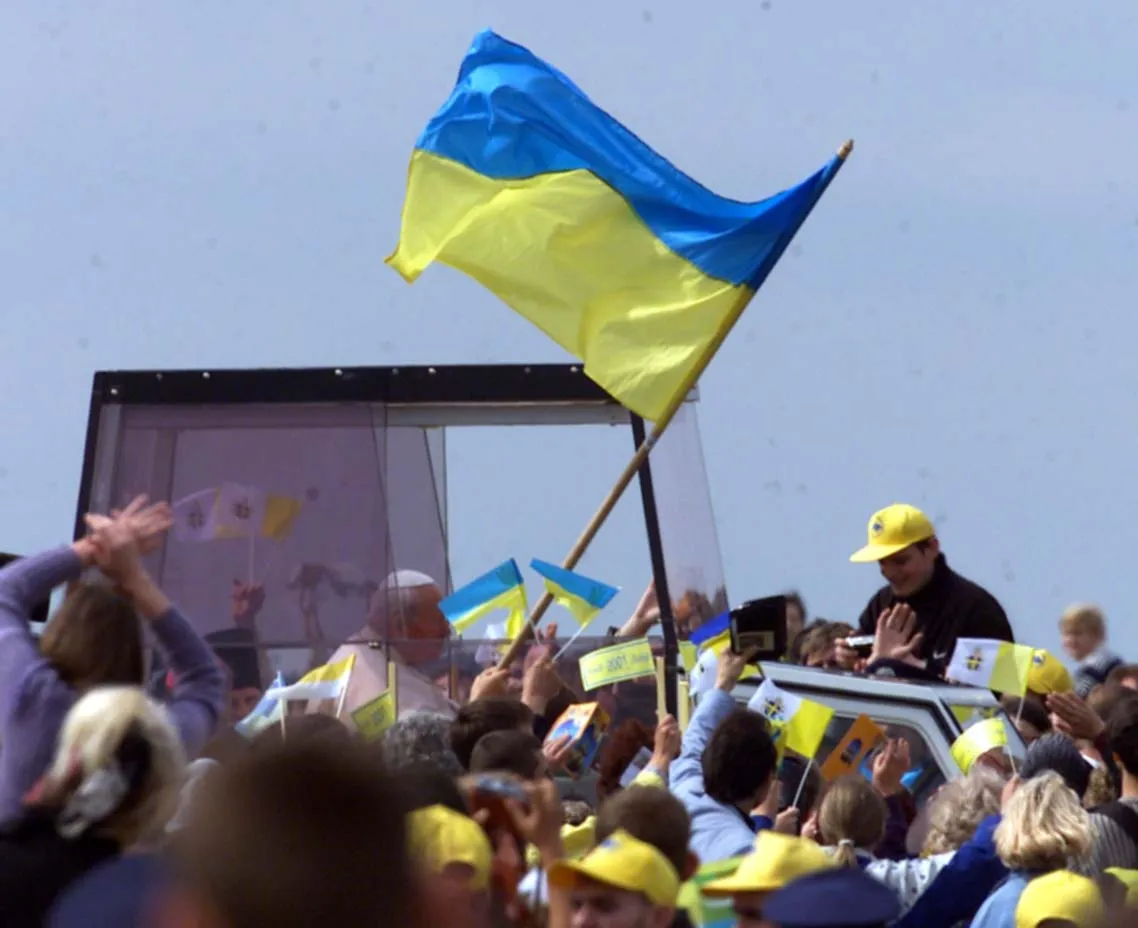 Віряни вітають Папу Івана Павла ІІ перед Святою Месою на території аеропорту "Чайка" під Києвом. Fot. PAP/RADEK PIETRUSZKA