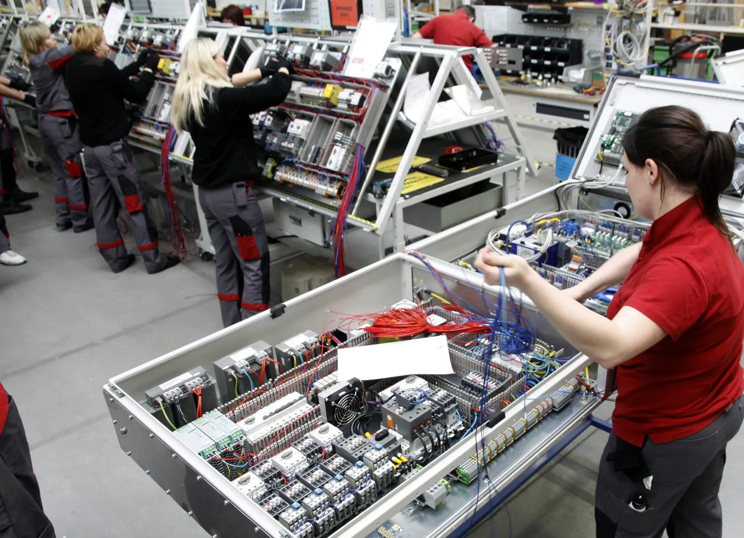 Praca przy budowie urządzeń elektronicznych Fot. PAP/Jerzy Undro
