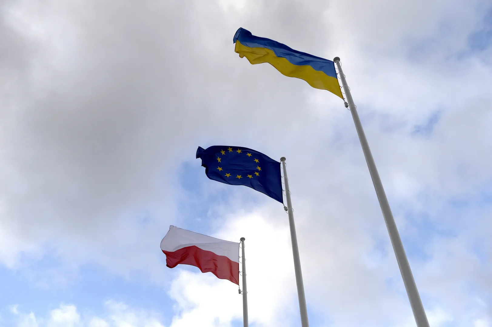 Прапори Польщі, ЄС та України. Fot. PAP/Darek Delmanowicz