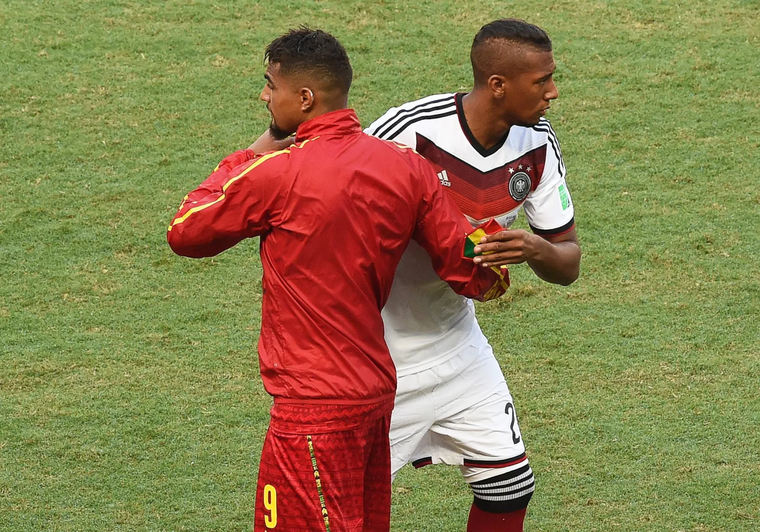 Kevin Prince Boateng (po lewej, grał dla Ghany) wita swojego brata Jerome'a ​​Boatenga (po prawej, grał dla Niemiec) na MŚ 2014 w Brazylii. Fot. PAP/EPA/MARCUS BRANDT