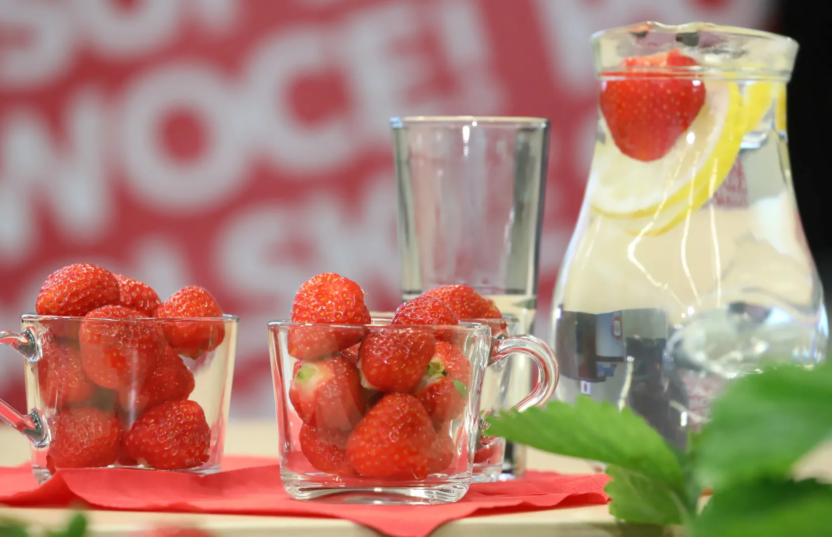 Owoce i lemoniada Fot. PAP/Tomasz Gzell