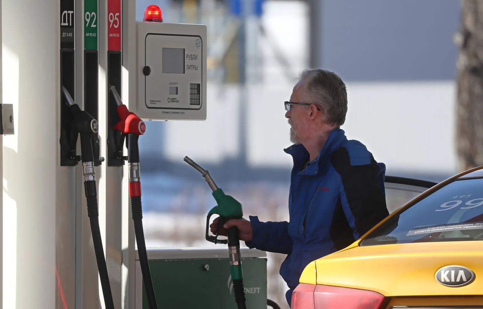 Мужчина на АЗС "Татнефти". Fot. PAP/EPA/MAXIM SHIPENKOV (фотоиллюстрация)