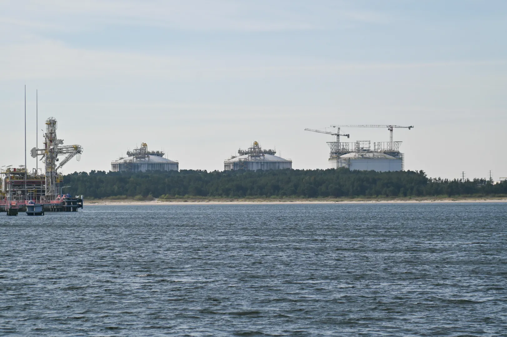 Lądowy terminal LNG im. Prezydenta Lecha Kaczyńskiego w Świnoujściu został oddany do użytku w 2016 roku. Fot. PAP/	Marcin Bielecki