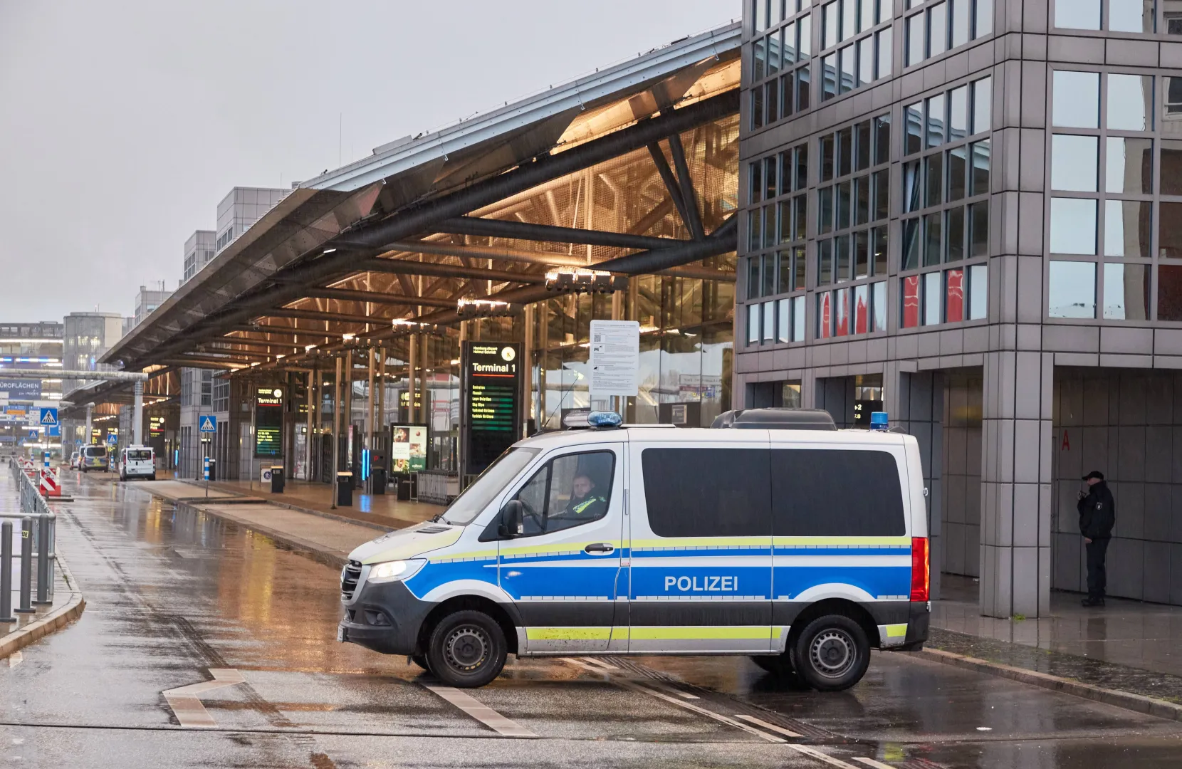 Policja przed lotniskiem w Hamburgu w 2023 roku, zdjęcie ilustracyjne, fot. PAP/EPA/GEORG WENDT