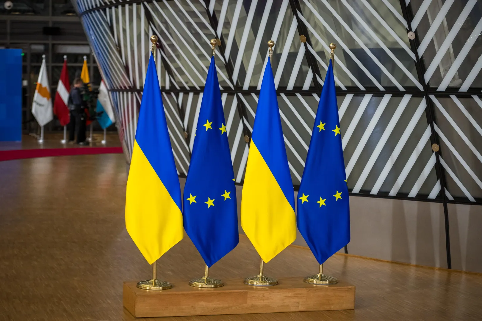 Флаги ЕС и Украины. Fot. PAP/Wiktor Dąbkowski (фотоиллюстрация)