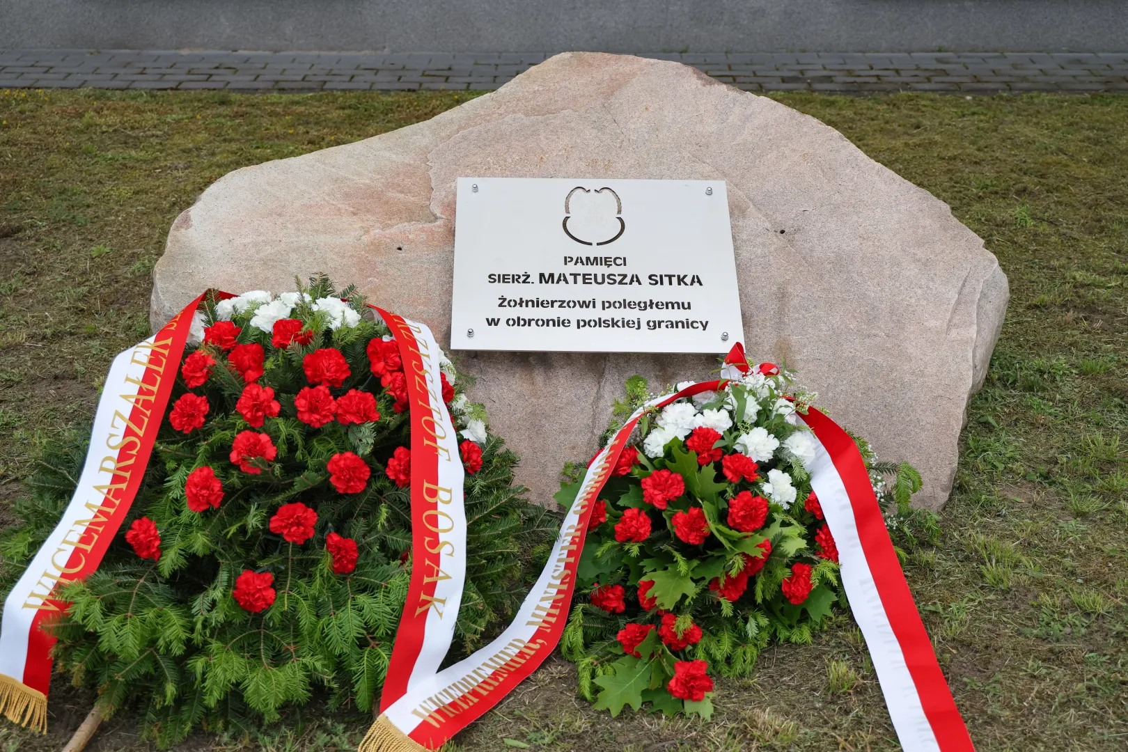 Tablica upamiętniająca sierż. Mateusza Sitka. Fot. PAP/Paweł Supernak