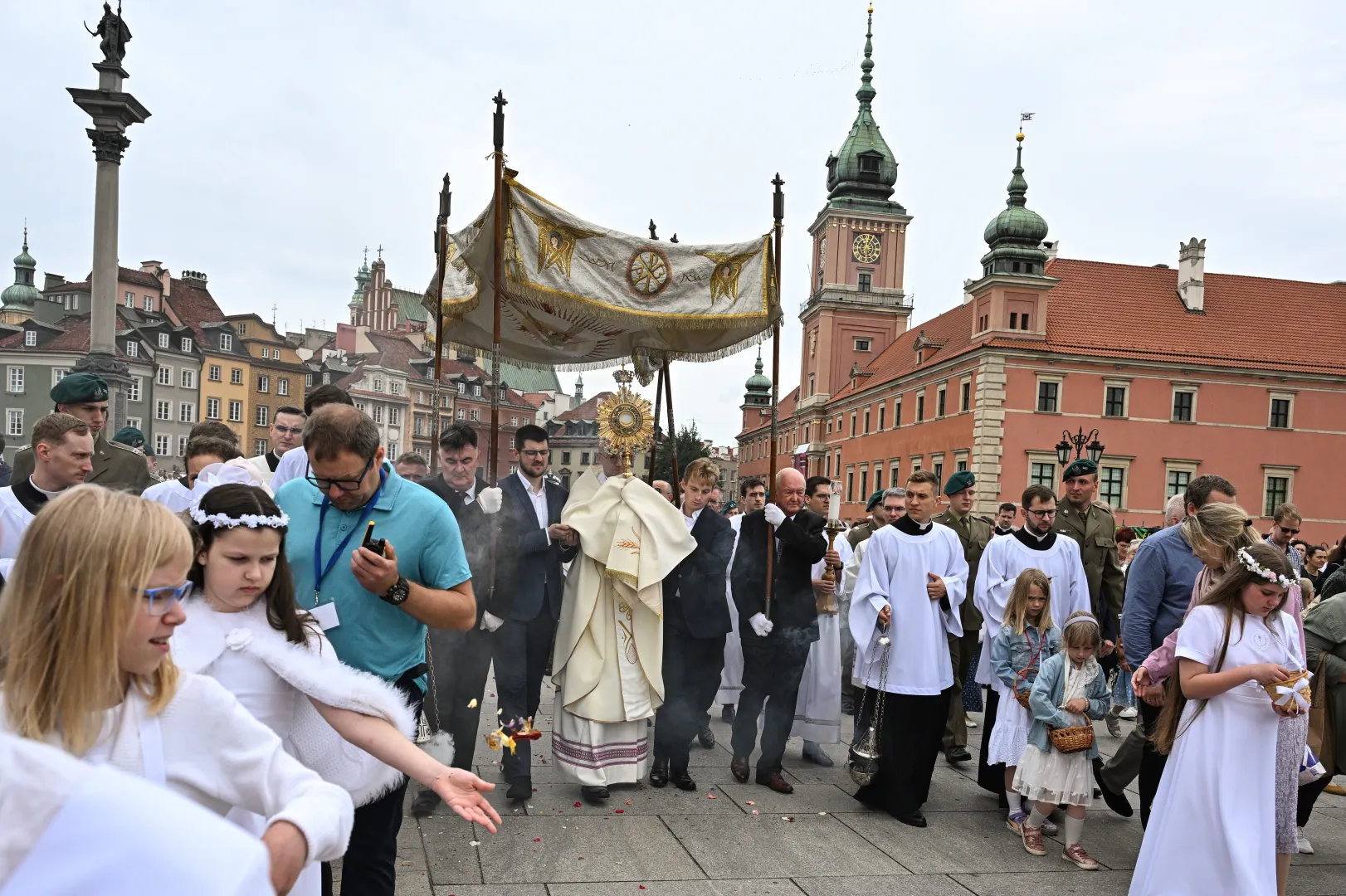 Procesja do czterech ołtarzy, która wyruszyła po eucharystii z archikatedry św. Jana Chrzciciela w Uroczystość Najświętszego Ciała i Krwi Chrystusa. Zdj. ilustracyjne. Fot. PAP/Radek Pietruszka