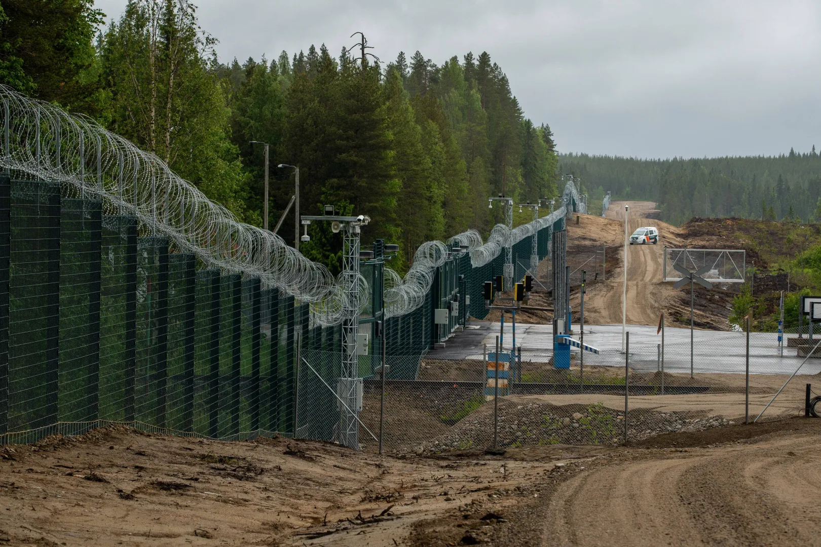 Bariera na granicy Finlandii z Rosją, zdjęcie ilustracyjne, fot. PAP/EPA/JANNE KURONEN