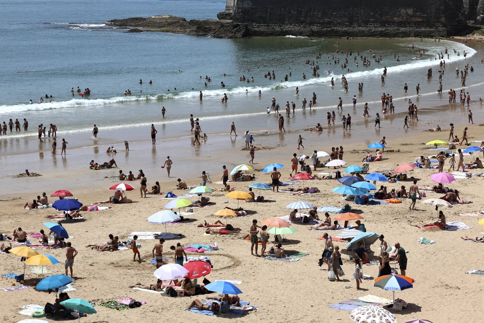 Plaża w Portugalii Fot. PAP/EPA/ANTONIO COTRIM