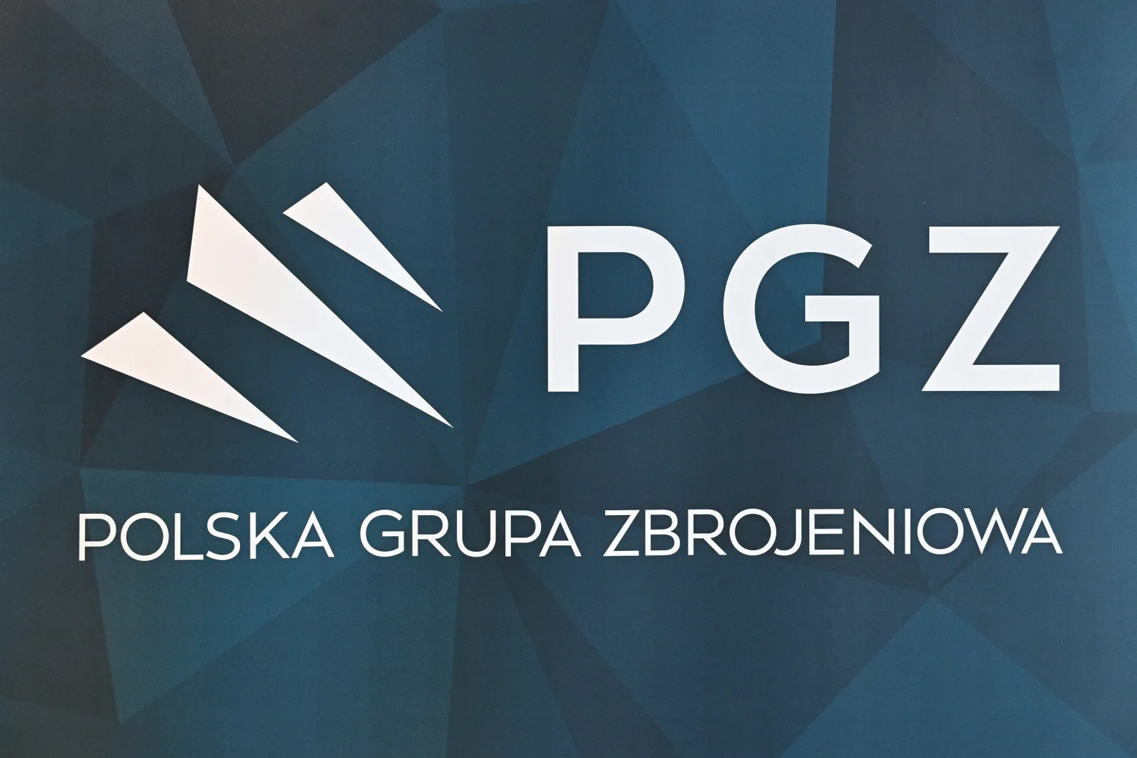 Логотип Польської зброярської групи. Fot. PAP/Radek Pietruszka