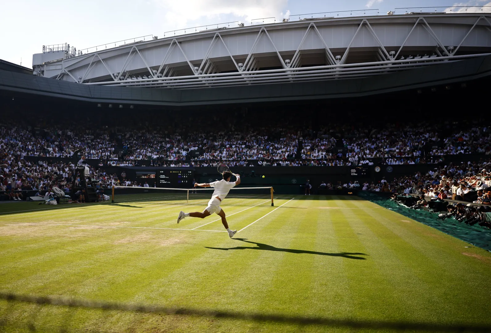 Zeszłoroczny finał Wimbledonu między Alcarazem a Sinnerem, fot. PAP/EPA/TOLGA AKMEN