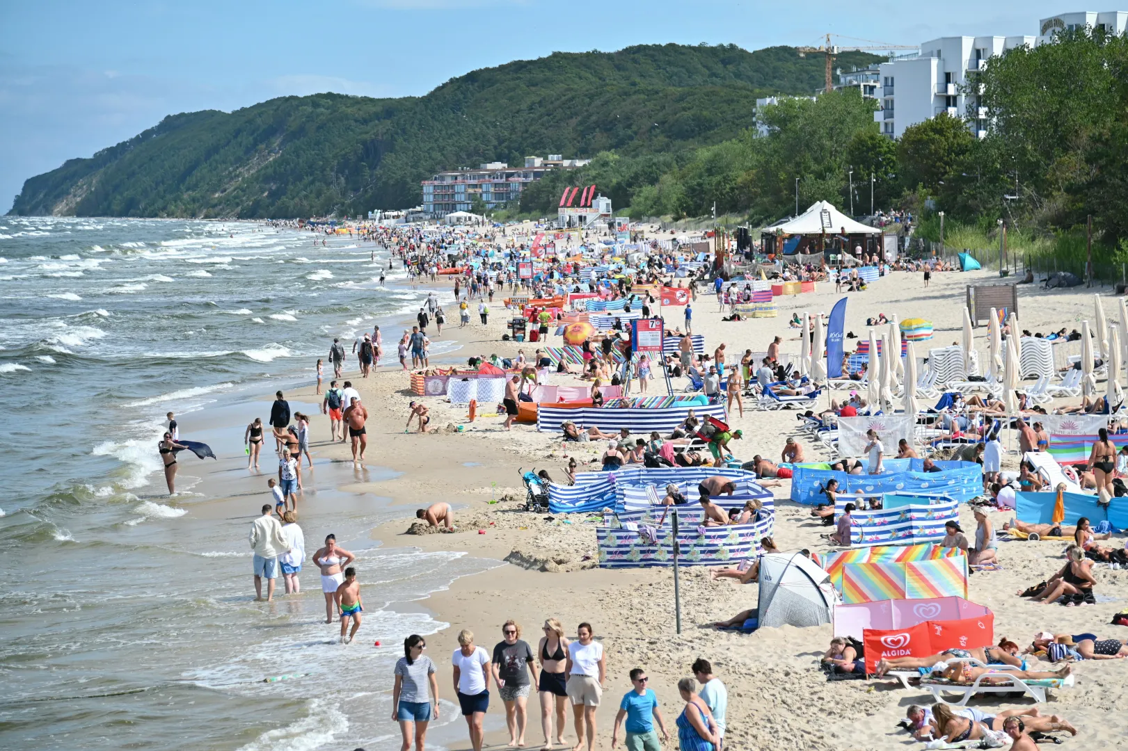 Plaża w wakacje Fot. PAP/Marcin Bielecki