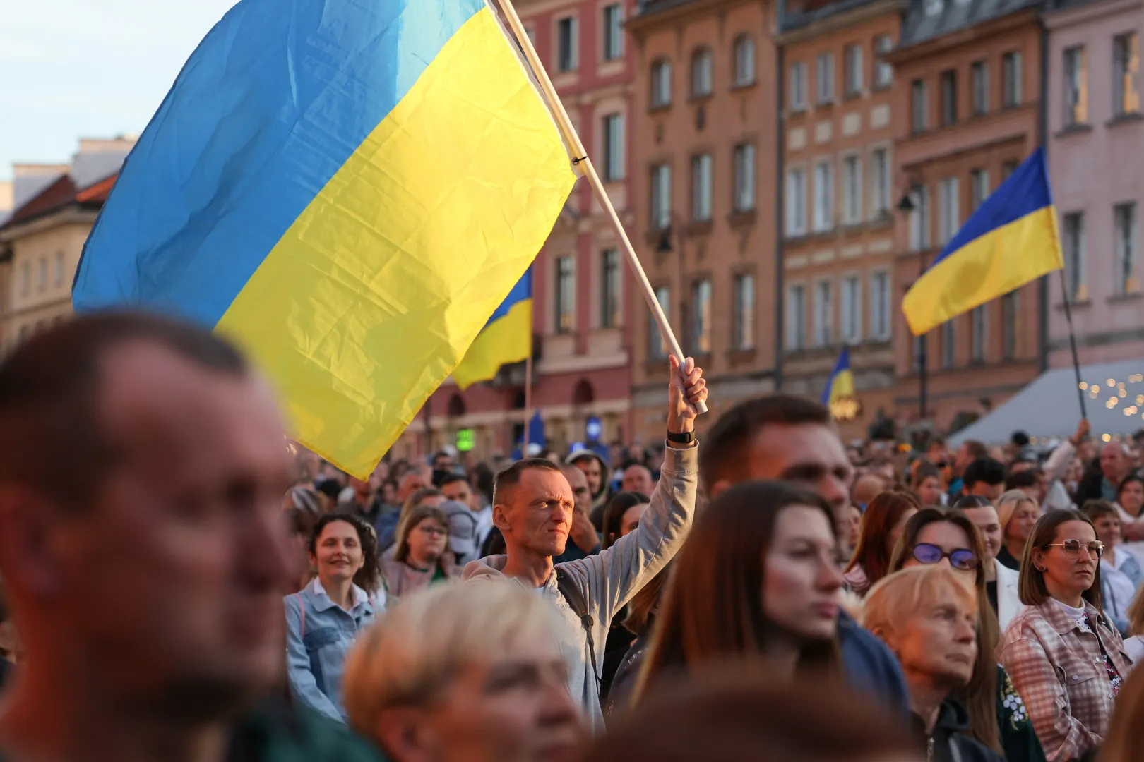 Украинцы на праздничном концерте по случаю Дня Независимости Украины в Старом городе Варшавы. 24.08.2025. Фотоиллюстрация. Fot. PAP/Paweł Supernak
