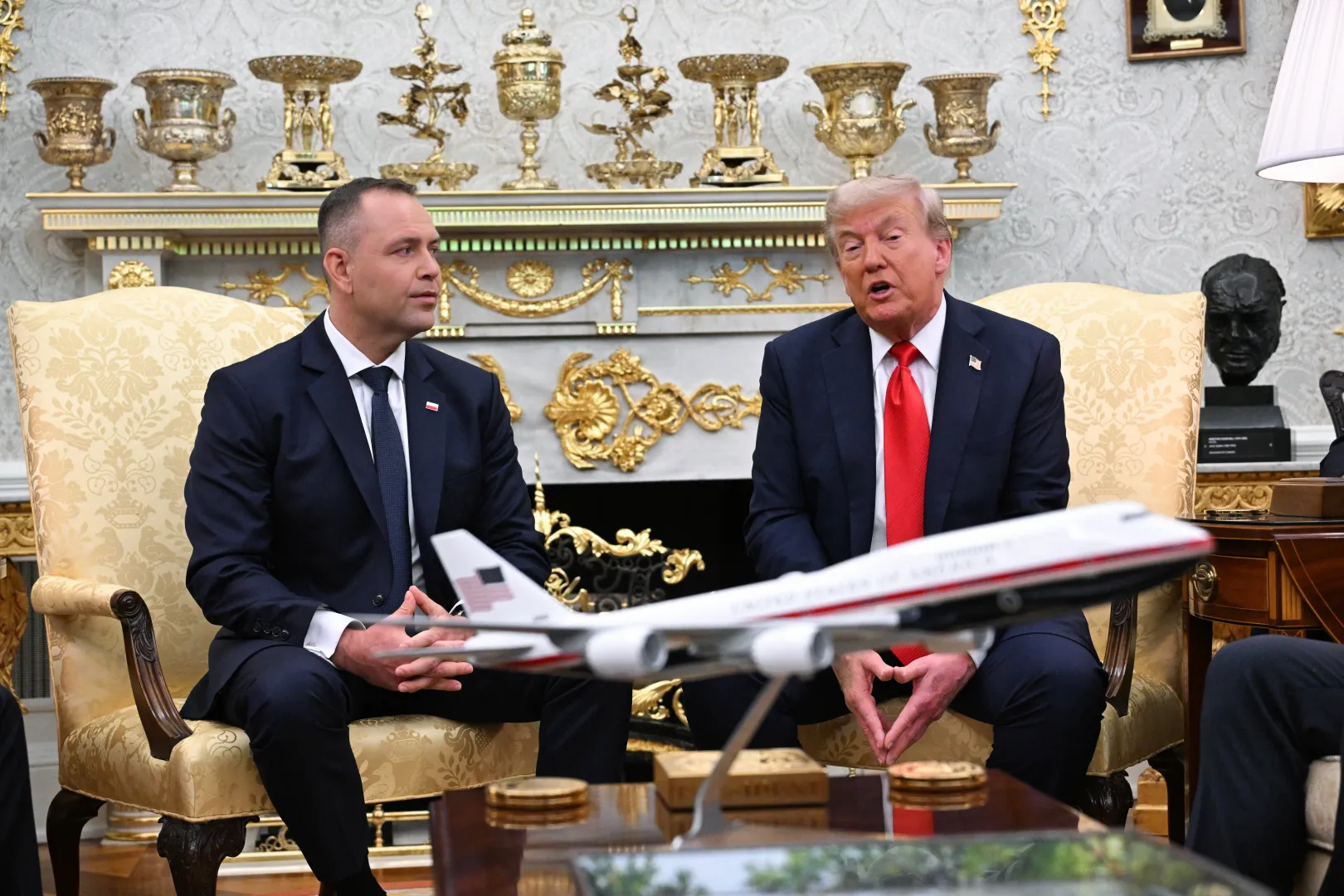 Karol Nawrocki (L) i Donald Tusk (P). Fot. EPA/AARON SCHWARTZ / POOL