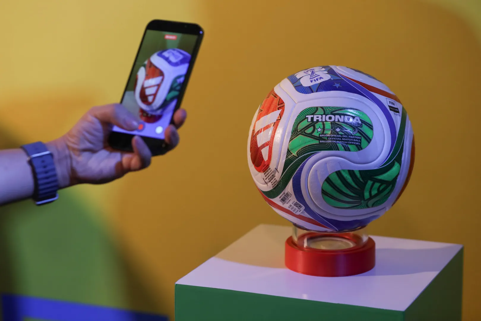 Oficjalna piłka MŚ 2026 Fot. PAP/EPA/MARIO GUZMAN