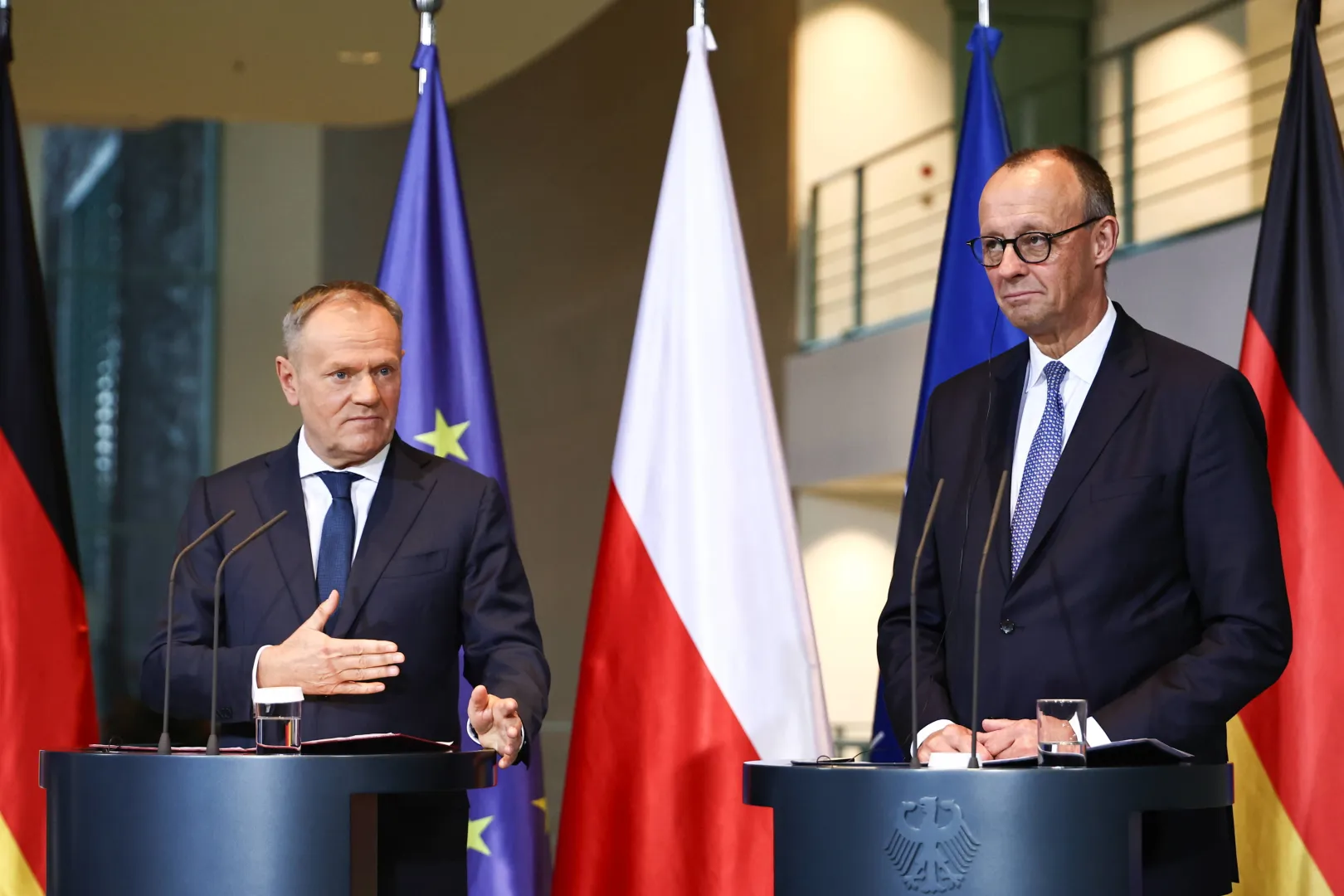 Premier Polski Donald Tusk i kanclerz Niemiec  Friedrich Merz. Fot. PAP/EPA/FILIP SINGER