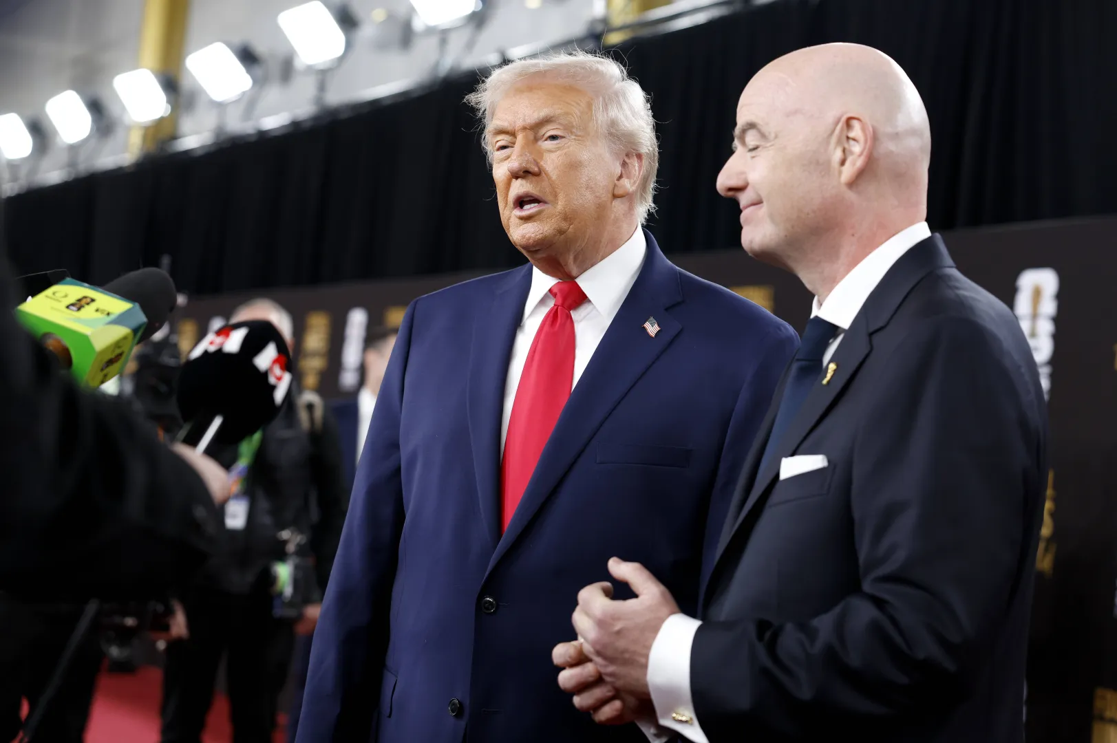 Prezydent USA Donald Trump i szef FIFA Giovanni Infantino. Fot. PAP/EPA/WILL OLIVER 