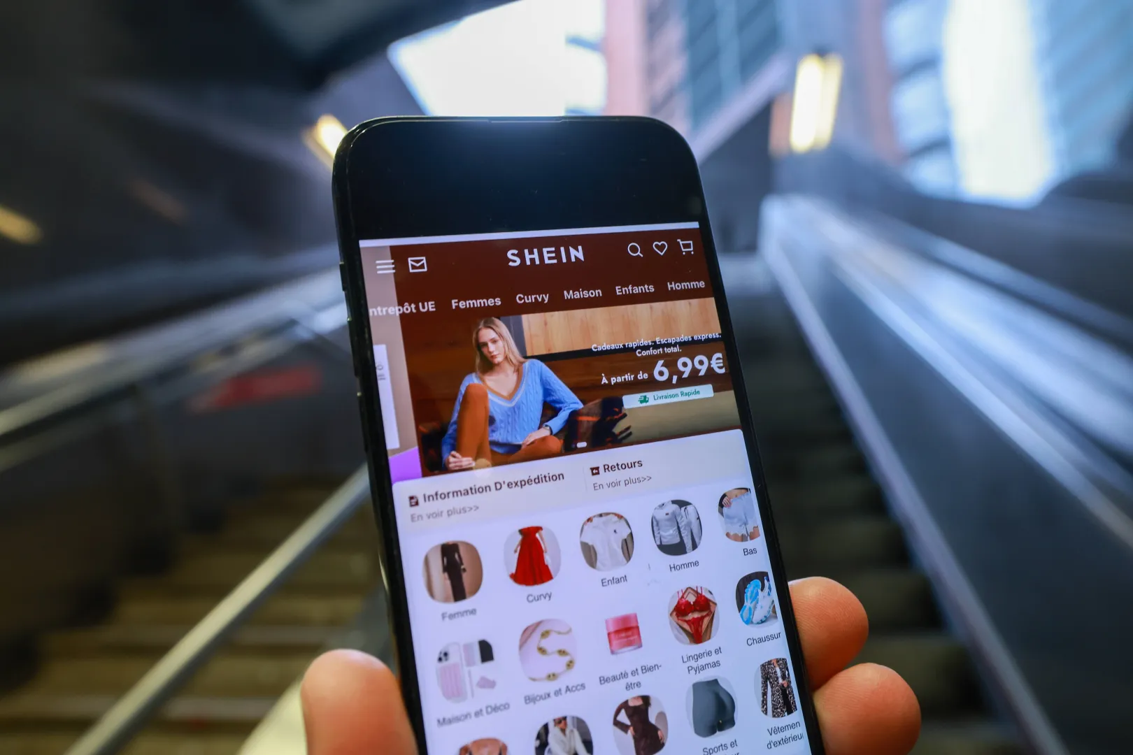 Platforma Shein na smartfonie, fot. PAP/EPA/Olivier Hoslet