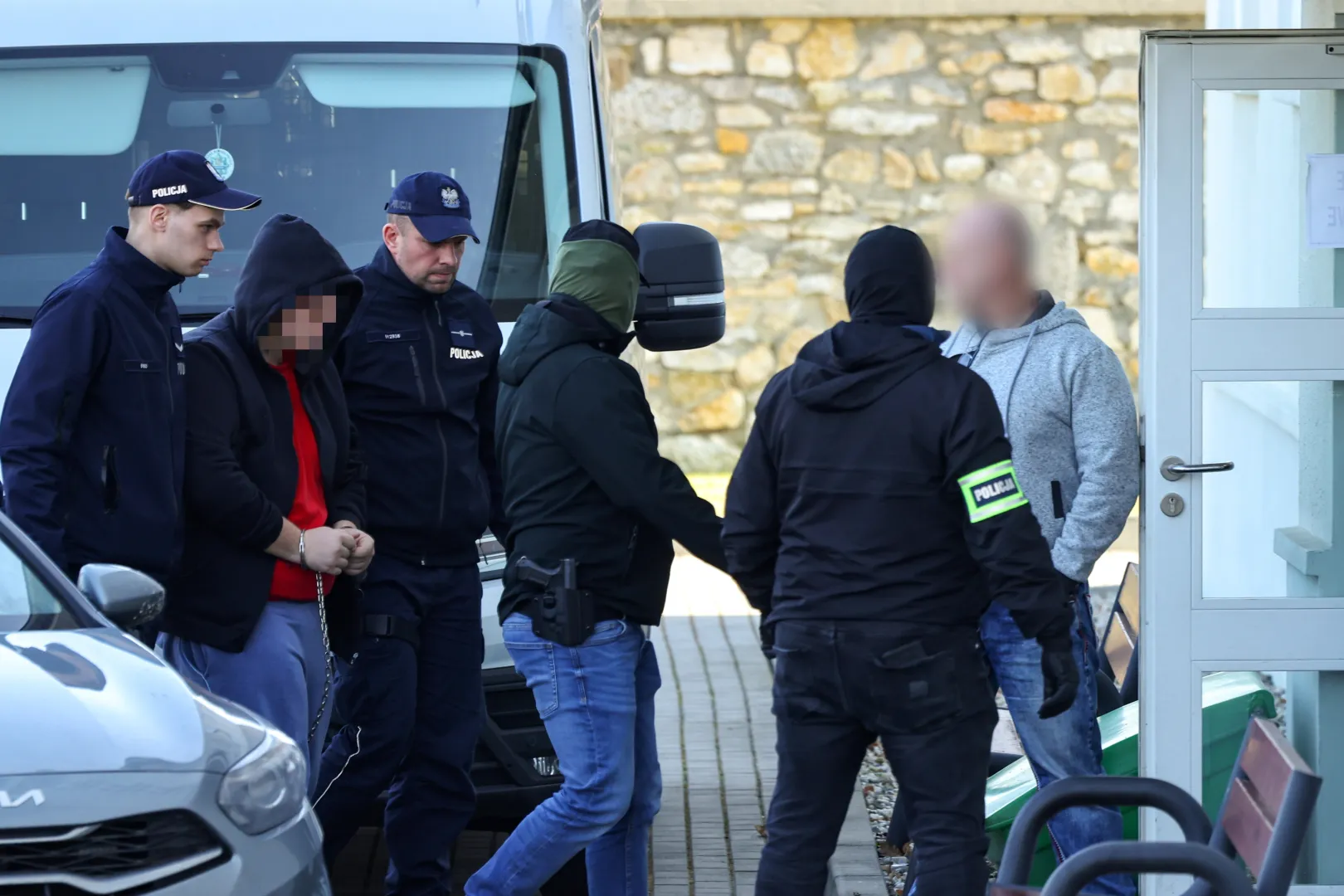 Doprowadzenie 17-letniego podejrzanego (2L) o dokonanie podwójnego morderstwa w miejscowości Kadłub do siedziby Prokuratury Rejonowej w Strzelcach Opolskich, fot. PAP/Krzysztof Świderski